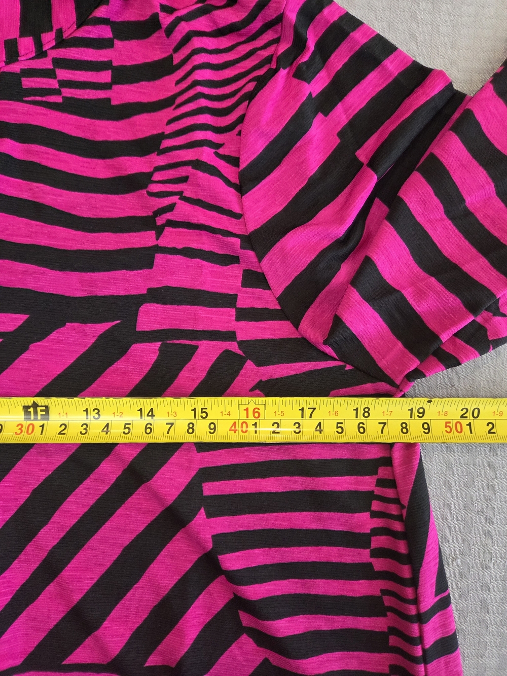 Dear Scarlett "Lizzy" 3/4 sleeve split-neck top -Size Small - Picture 6 of 8